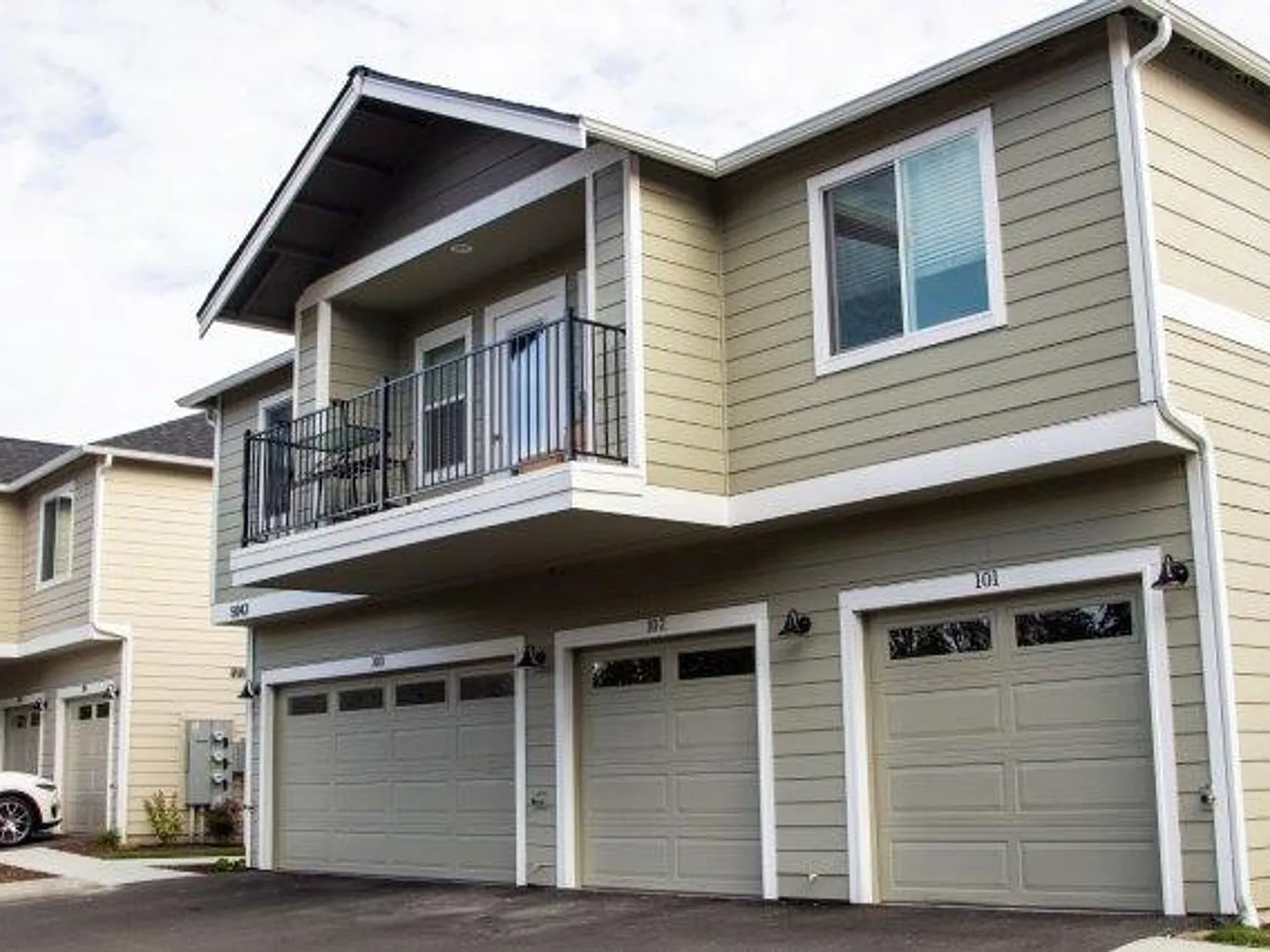 2 Bedroom 2.5 Bath Townhome with attached garage. Schedule a tour today! — Photo 3