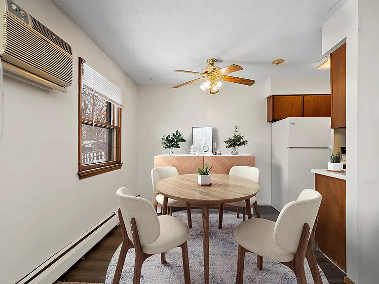 Kings Manor Apartments — Photo 12
