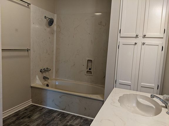 5th image of 923 Creekside Dr