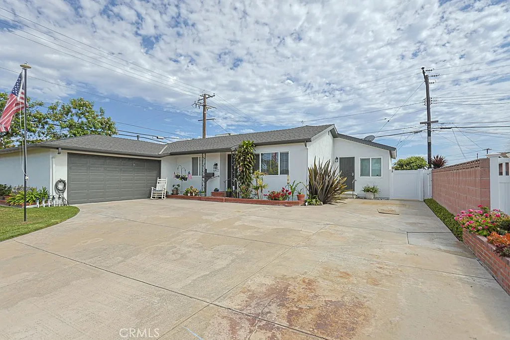 3 bed, 1.5 bath, 1422 sqft, $4,700 — Photo 1