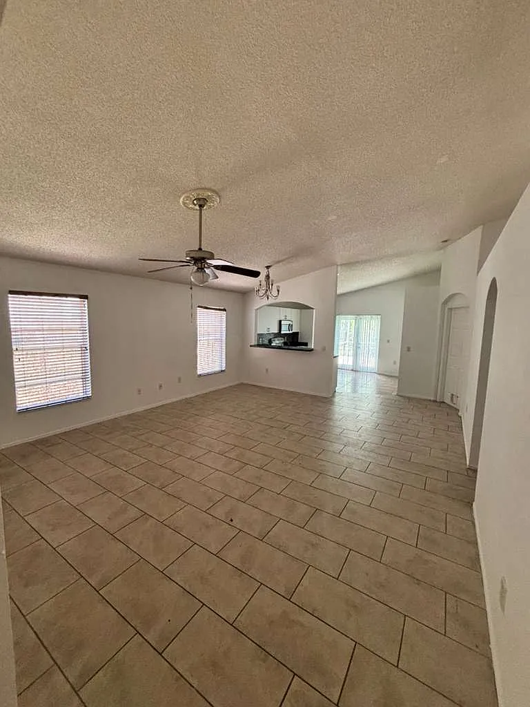 3 bed, 1429 sqft, $2,445 — Photo 3