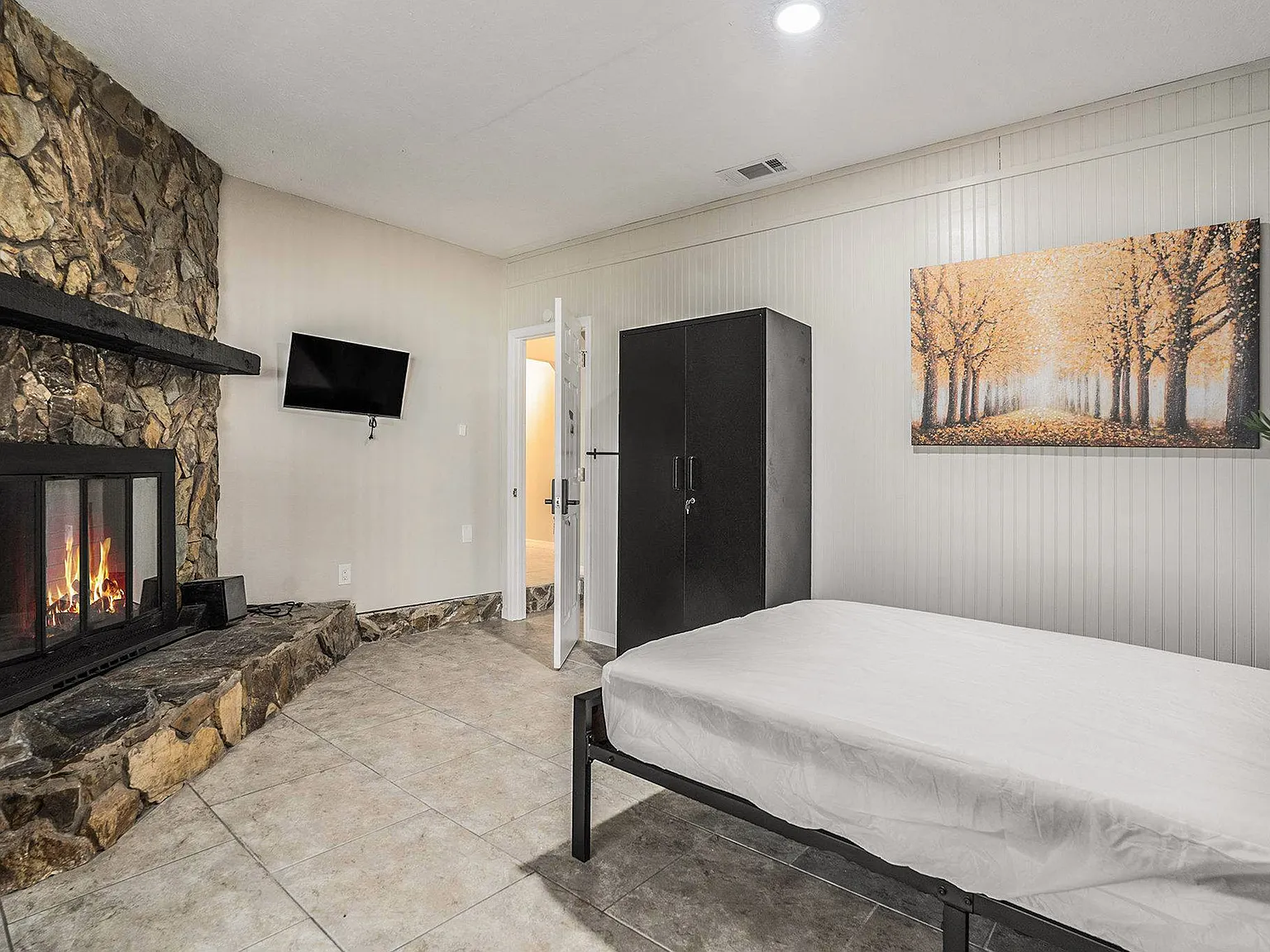 4 bed, 2.0 bath, 2264 sqft, $866 — Photo 2