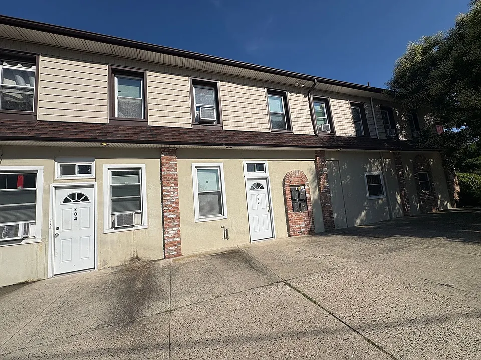 700 Emory St