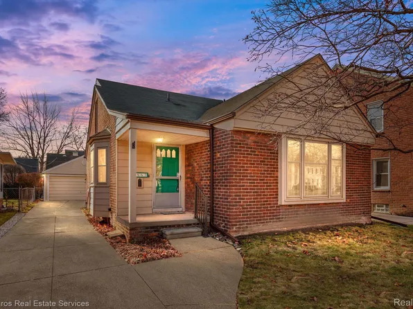 1867 Lochmoor Blvd, Grosse Pointe Woods, MI 48236