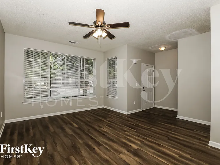 2411 Brianna Dr — Photo 3