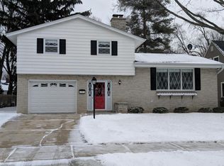 927 Sunset Dr, West Bend, WI 53095