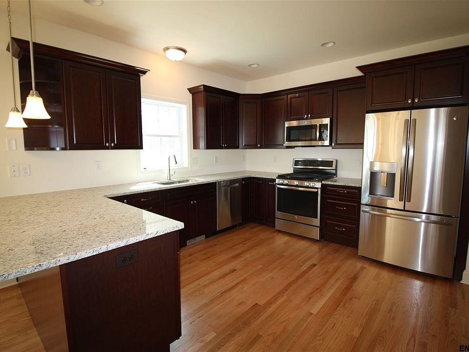 2nd image of 59 Waverly Cir