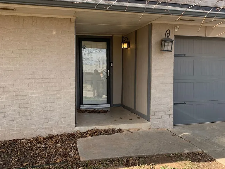 517 Post Oak Ln — Photo 3