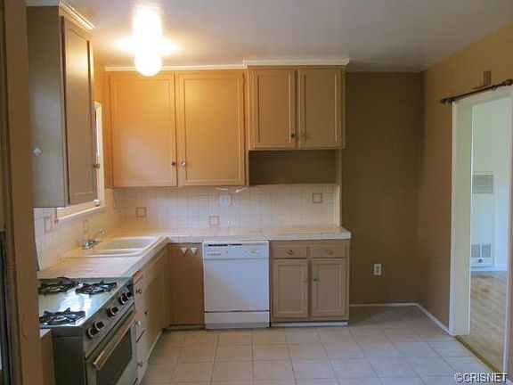4th image of 4861 Lindley Ave