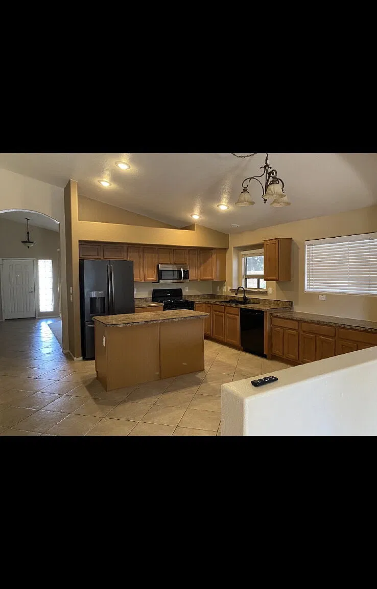 4 bed, 2.0 bath, 2306 sqft, $2,300 — Photo 3