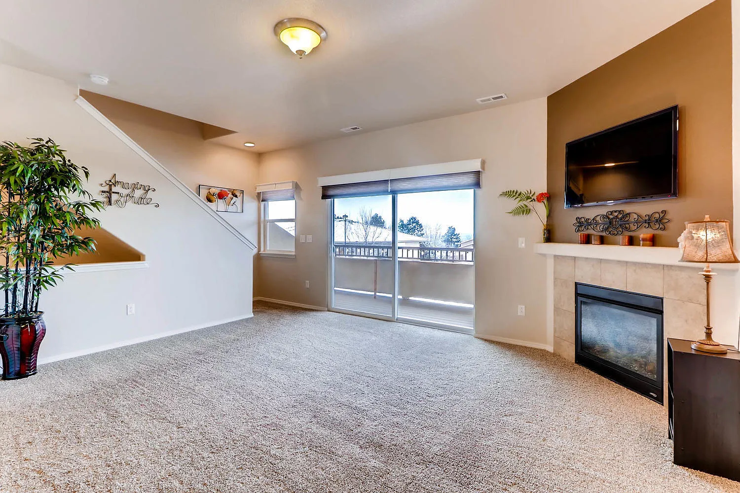 Beautiful 3 bedroom townhouse in gated community available! — Photo 3