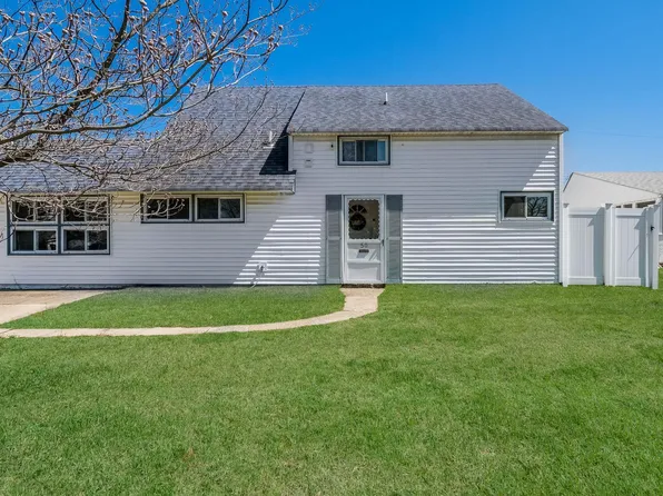 50 Nature Ln, Levittown, PA 19054