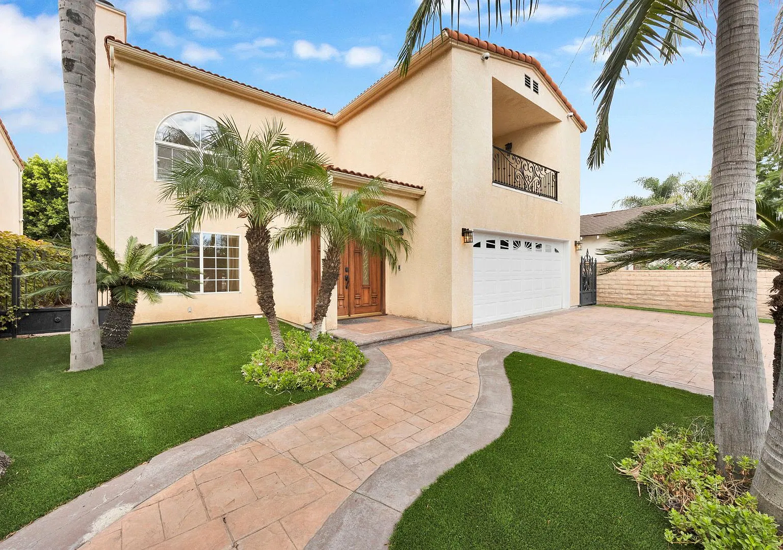 Stunning 4-Bedroom Van Nuys Home with Private Balconies & Gated Entry — Photo 4