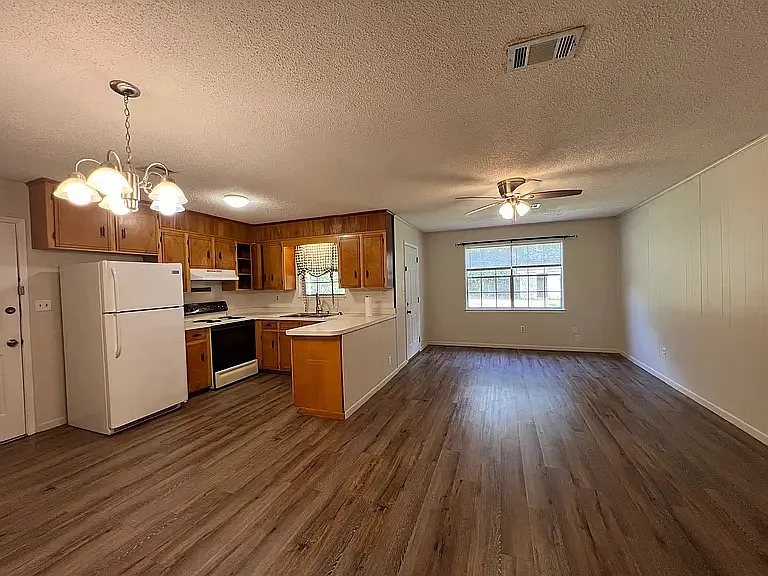 3 bed, 1295 sqft, $1,600 — Photo 1