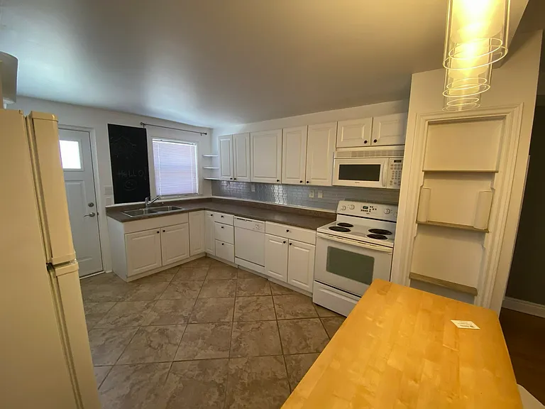 547 Bagot St — Photo 3