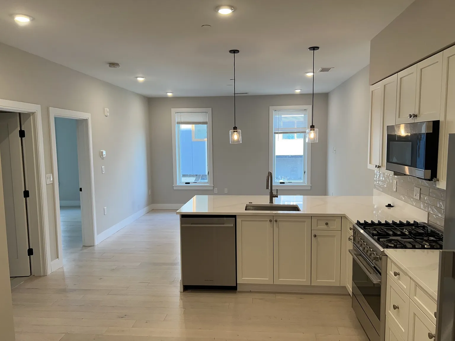 1 bed, 725 sqft, $3,295 — Photo 1
