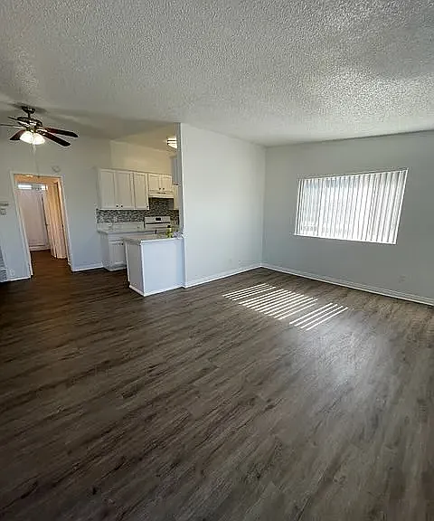 Hillside Plaza Apartments — Photo 1