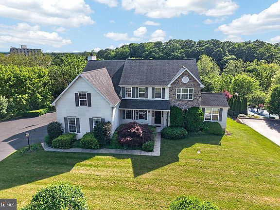 4th image of 976 Stuart Dr