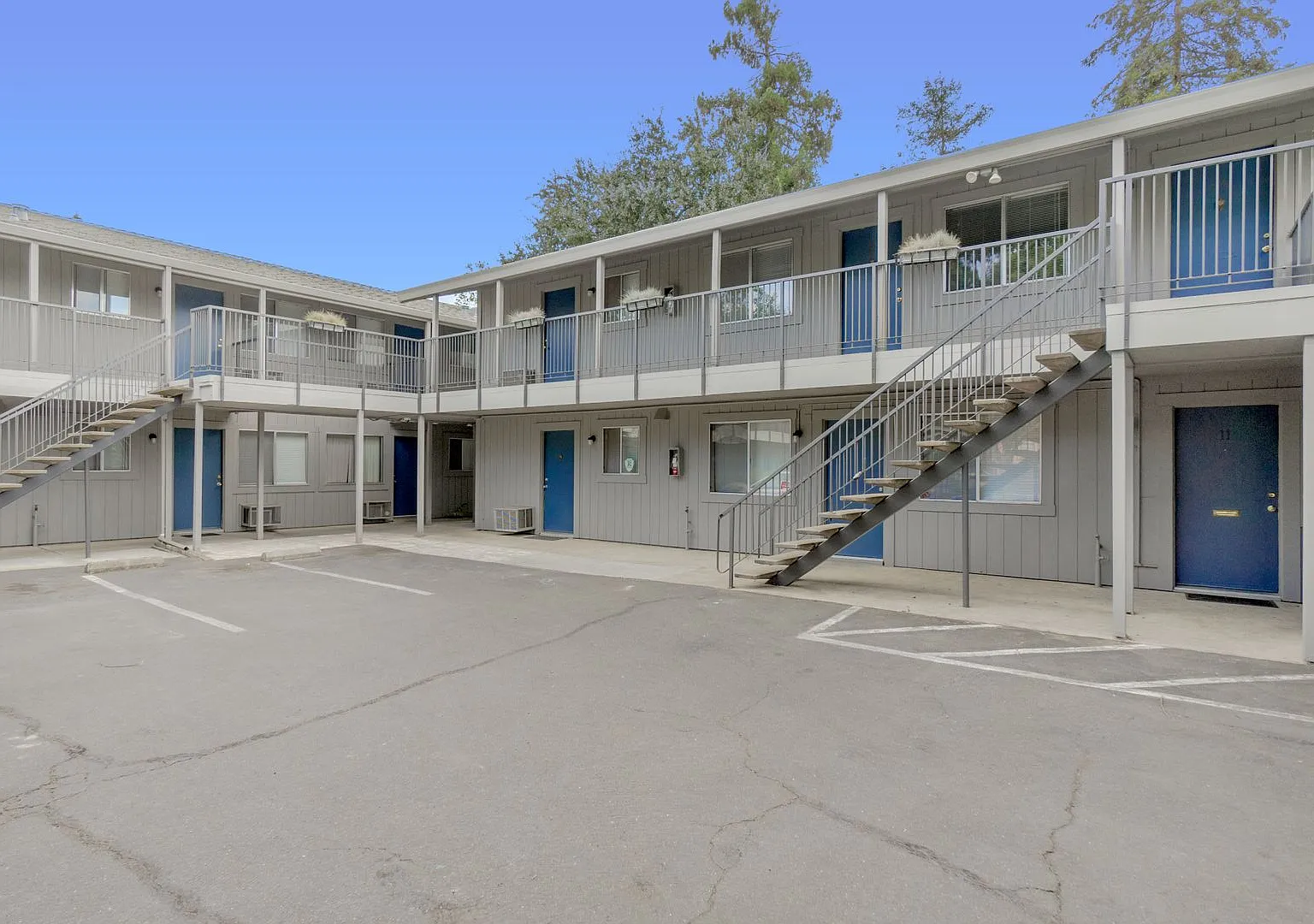 2 Bedroom / 1 Bathroom | Oak Park Apartment | First month rent waived — Photo 3