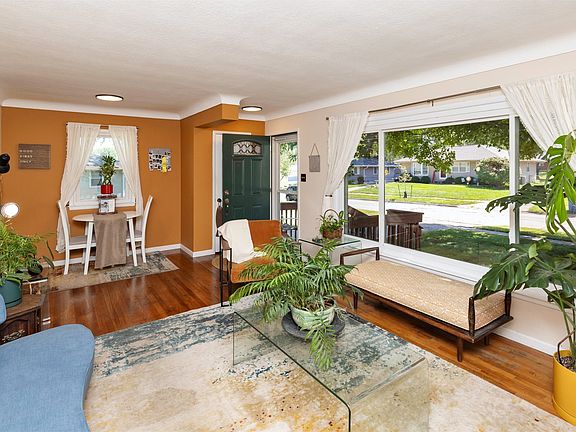 3rd image of 3211 Lindlavista Way