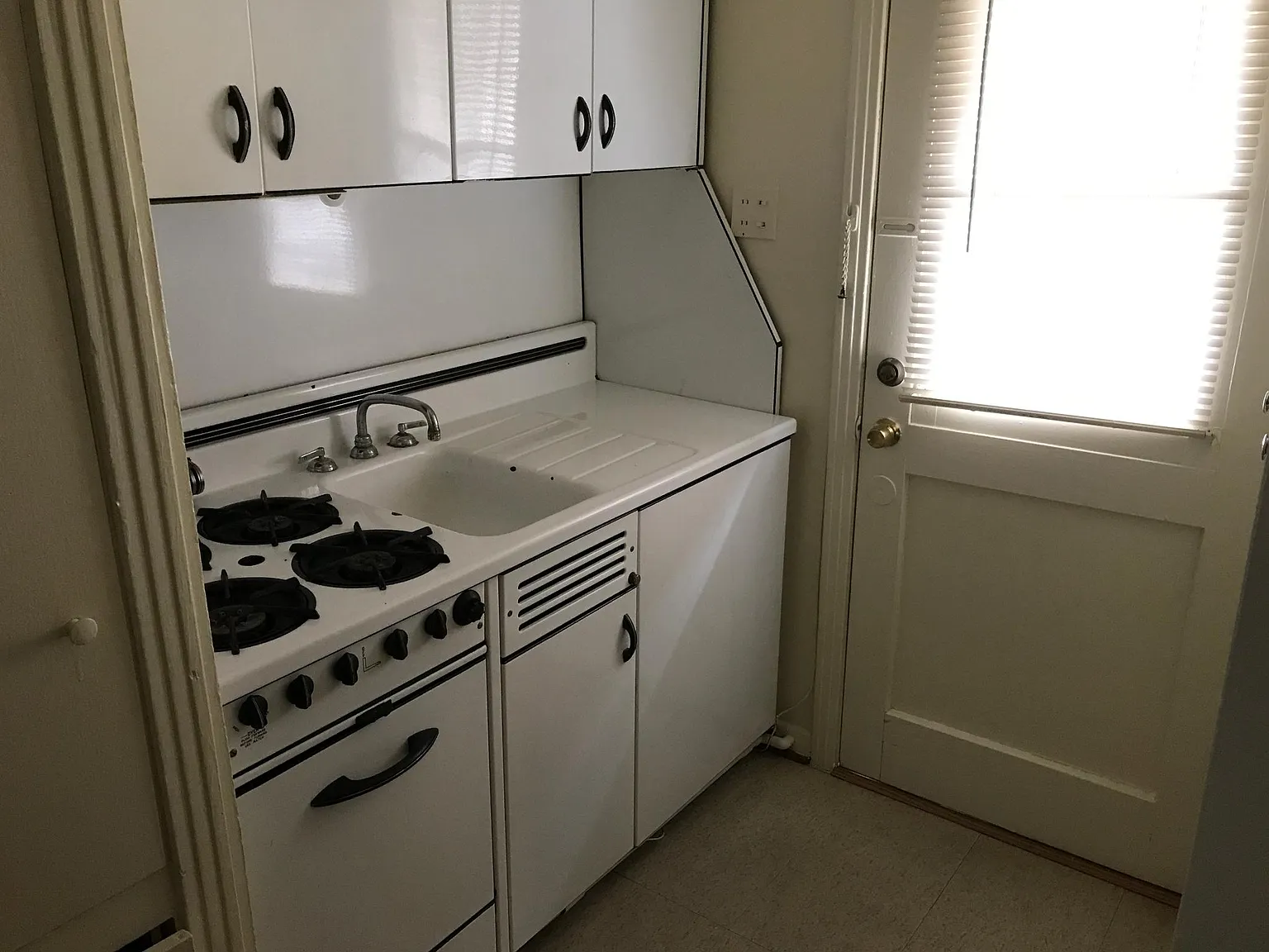 Studio, $700 — Photo 3