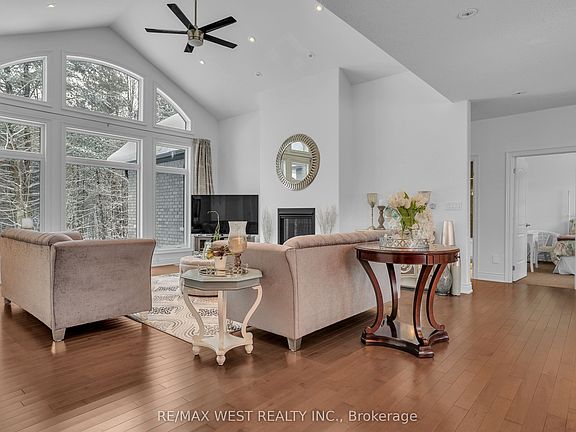 5th image of 2 Sycamore Cir