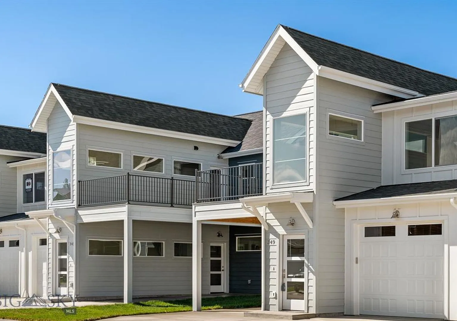4 Bedroom Modern Townhome! — Photo 1