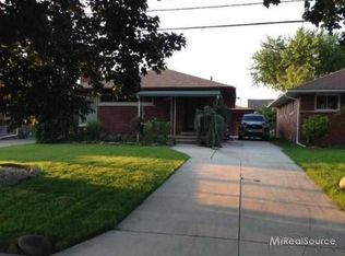 22477 Revere St, Saint Clair Shores, MI 48080