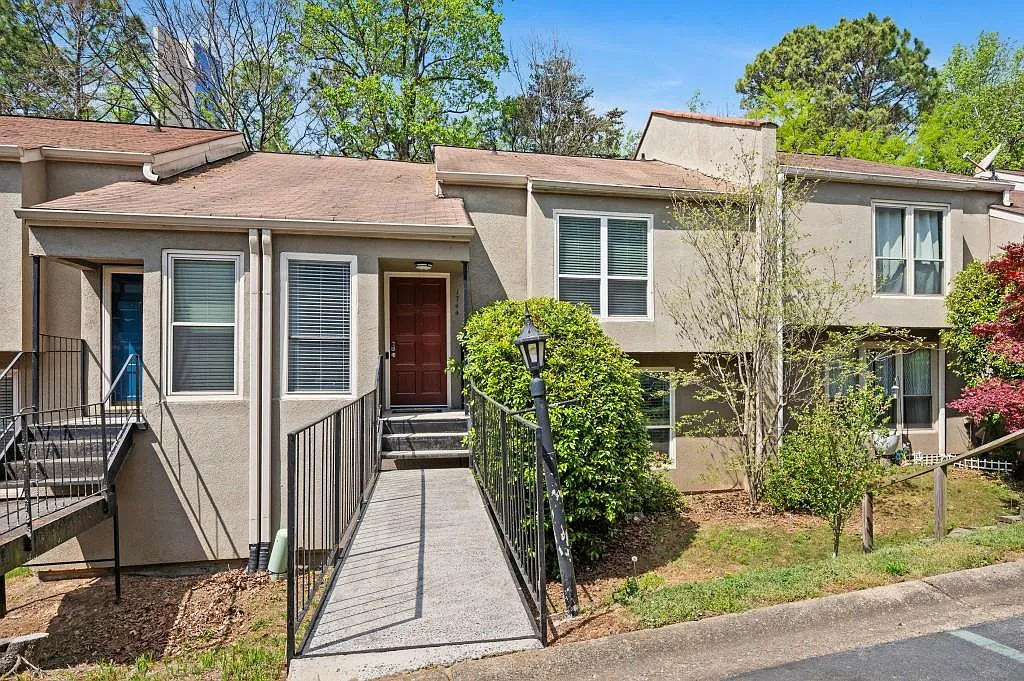 3 bed, 2.5 bath, 2173 sqft, $3,200 — Photo 1