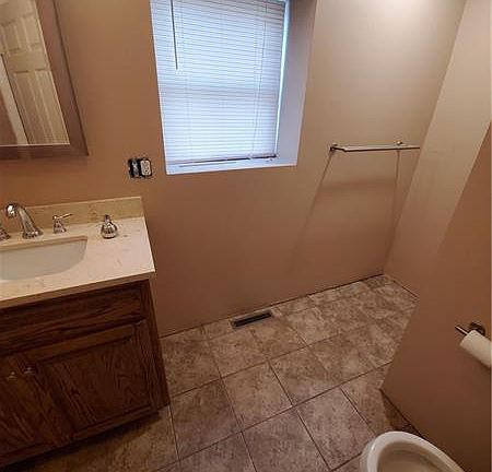 2nd image of 515 Market St