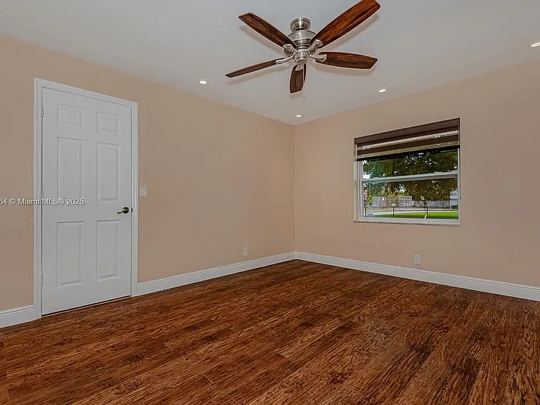 401 SW 76th Ter — Photo 13