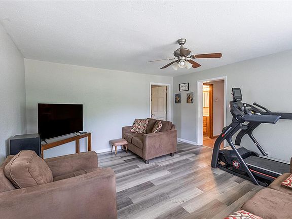 5th image of 52 Linn Dr