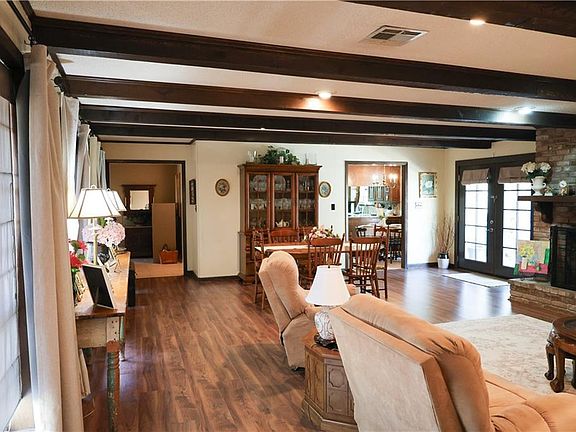 5th image of 608 Suzanne Dr