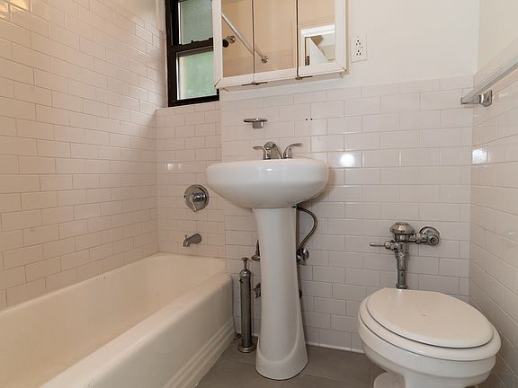 4th image of 313 E 61st St #B2