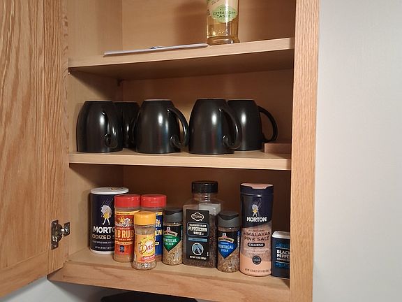 Kitchen: Fully Stocked w/ Cups, Mugs, Seasonings