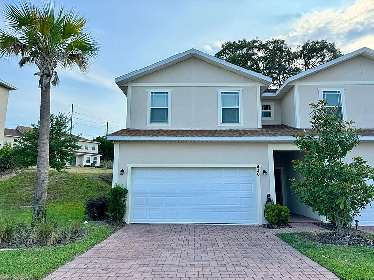 930 Lakefront Village Dr — Photo 2