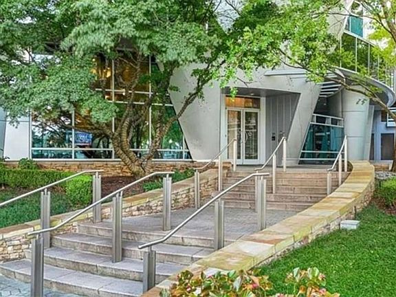 3rd image of 3338 Peachtree Rd NE