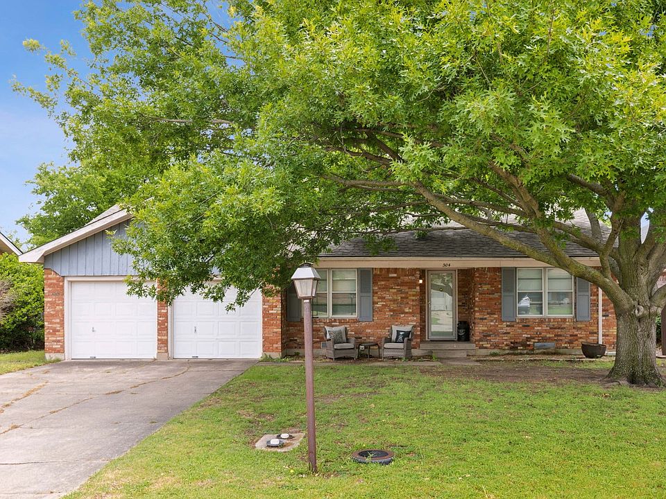 1st image of 304 N Bonham Dr