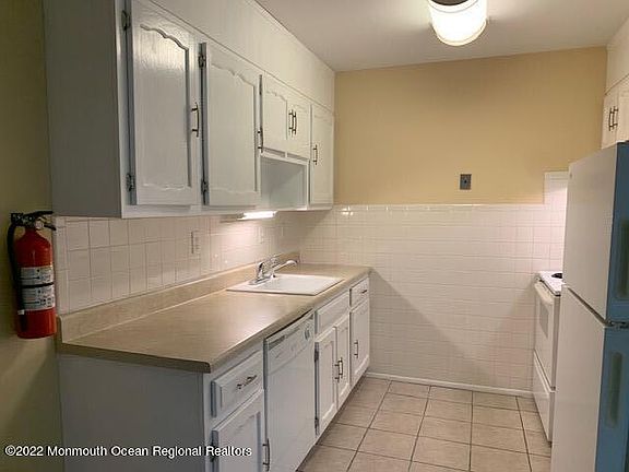 4th image of 842 Inverness Court #F