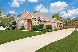 4 bed, 2.0 bath, 2429 sqft, $3,600 — Photo 3