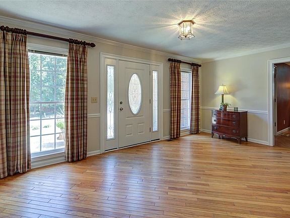 3rd image of 936 Pinbrook Dr