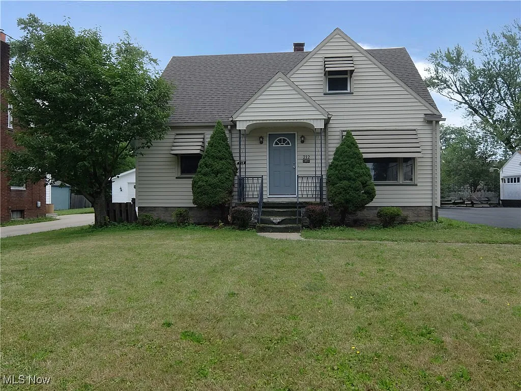 212 Kenmore Ave NE photo 1