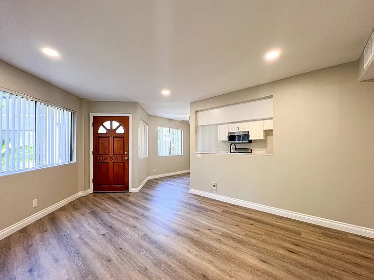 320 W Lomita Ave #11 — Photo 2