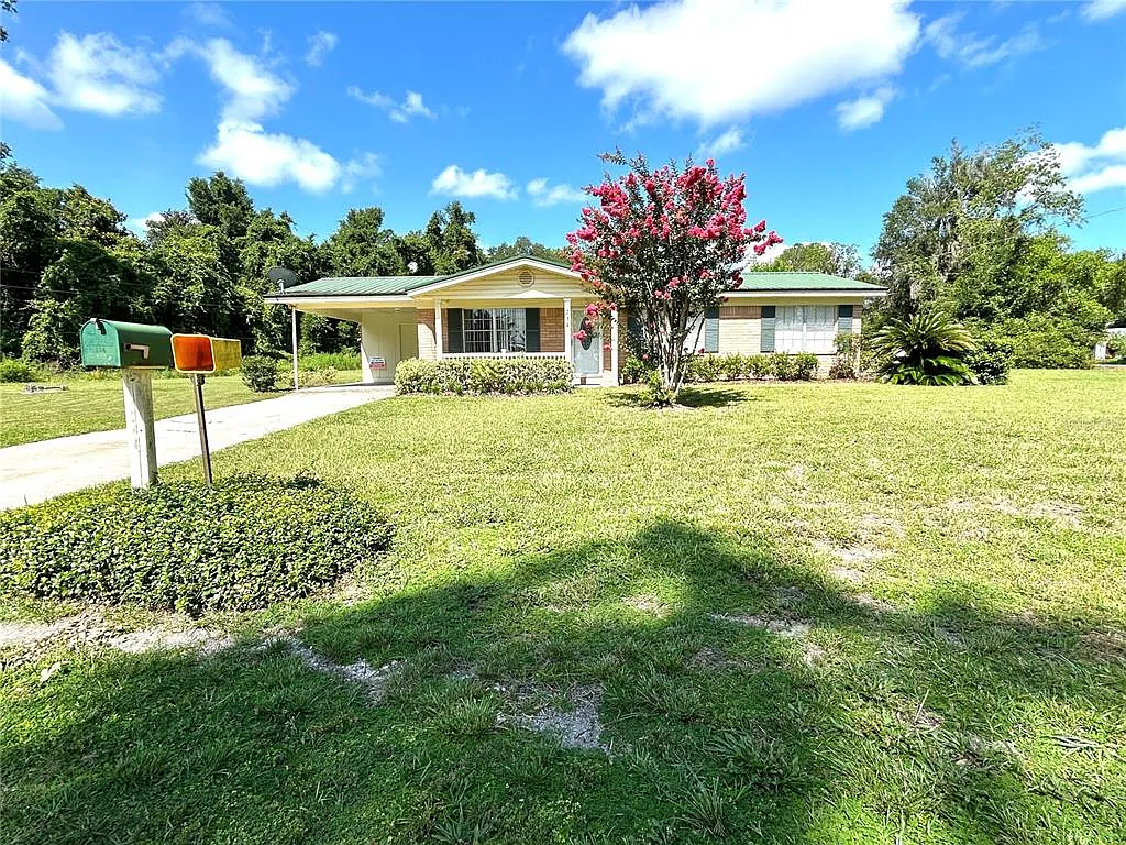 3 bed, 1.5 bath, 1246 sqft, $1,695 — Photo 2