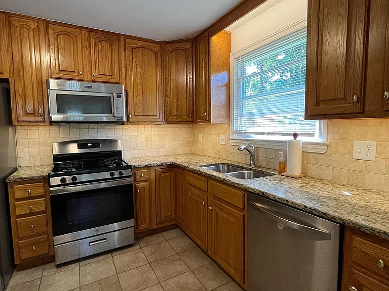 1213 Farmington Ln — Photo 16
