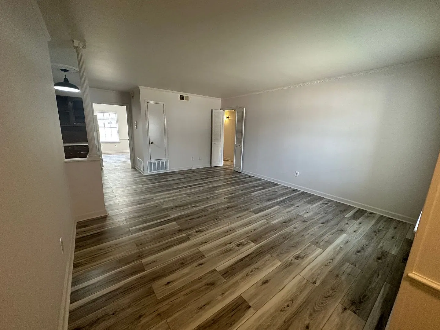 Updated 2/1.5 Condo - All Utilities Included — Photo 3