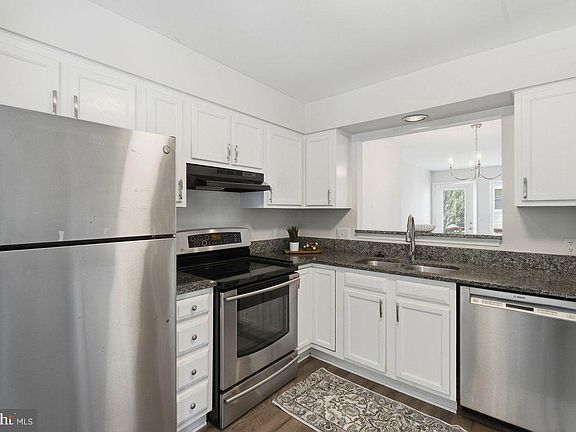 4th image of 405 McDaniel Dr