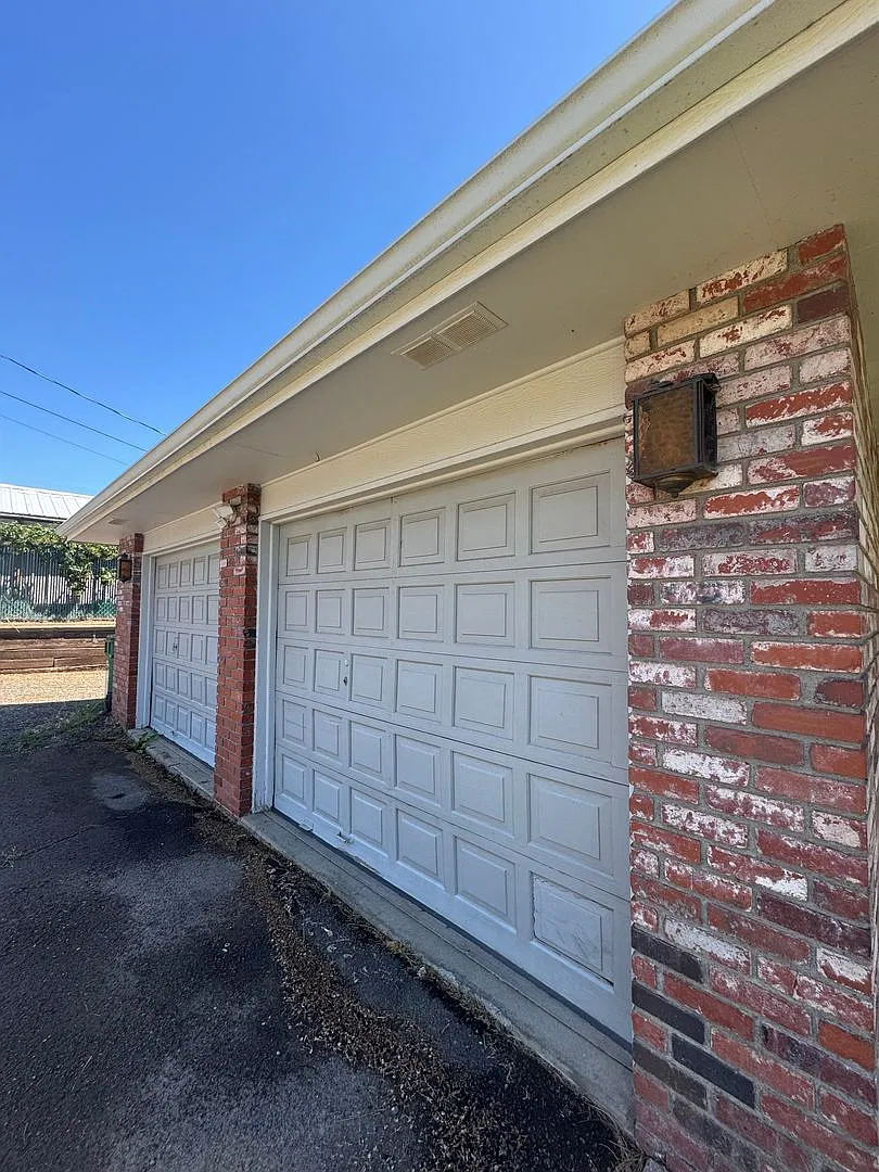 3 bed 2 bath house with attached garage and beautiful back yard — Photo 3