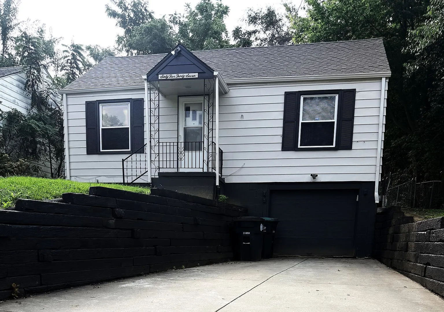 Spacious Updated 2BR/1BA with bonus room! — Photo 1