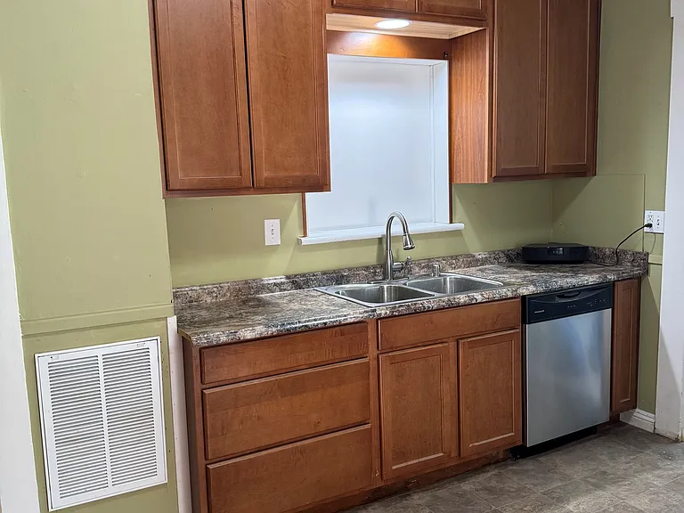 569 Kellogg St — Photo 15